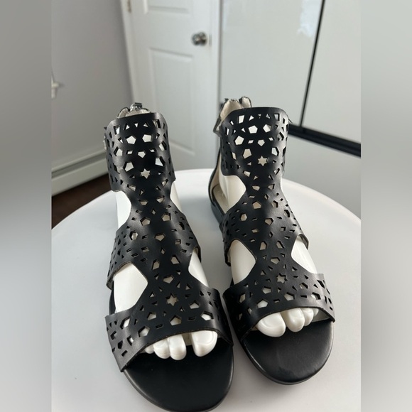 GUESS Black Silver Laser Cut WGFLORISE-C Sandals With Back Zipper Size 6 NWOT - Picture 6 of 12